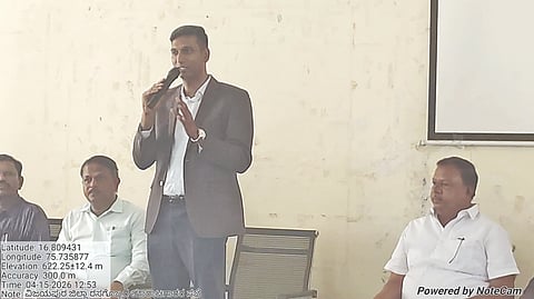 ವಿಜಯಪುರದ ಕೃಷಿ ತಂತ್ರಜ್ಞರ ಸಂಸ್ಥೆಯಲ್ಲಿ ಹಮ್ಮಿಕೊಂಡಿದ್ದ ಜಿಲ್ಲಾ ಮಟ್ಟದ ರಸಗೊಬ್ಬರ ಉತ್ಪಾದಕರು ಹಾಗೂ ಮಾರಾಟಗಾರರ ಸಭೆಯಲ್ಲಿ ಜಿಲ್ಲಾಽಕಾರಿ ಡಾ. ಆನಂದ ಕೆ. ಮಾತನಾಡಿದರು. ಶಿವನಗೌಡ ಪಾಟೀಲ ಮತ್ತಿತರರಿದ್ದಾರೆ.