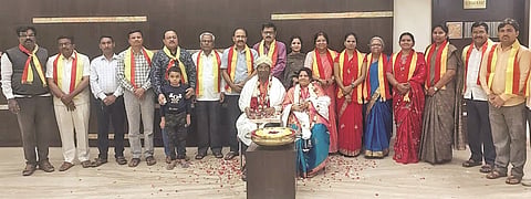 ವಿಜಯಪುರದ ಖಾಸಗಿ ಹೋಟೆಲ್‌ನಲಗಲಿ ಹಮ್ಮಿಕೊಂಡಿದ್ದ ಕಾರ್ಯಕ್ರಮದಲ್ಲಿ ಹಿಟ್ಟಿನಹಳ್ಳಿ ತಾಲೂಕು ಸಾಹಿತ್ಯ ಸಮ್ಮೇಳನದ ಸರ್ವಾಧ್ಯಕ್ಷರಾಗಿ ಆಯ್ಕೆಯಾದ ಸೋಮನಿಂಗ ಗೆಣ್ಣೂರ ಅವರಿಗೆ ಆಹ್ವಾನ ನೀಡಿ ಸನ್ಮಾನಿಸಲಾಯಿತು. ಹಾಸಿಂಪೀರ ವಾಲಿಕಾರ, ಡಾ. ಸಂಗಮೇಶ ಮೇತ್ರಿ, ಅಭಿಷೇಕ ಚಕ್ರವರ್ತಿ ಮತ್ತಿತರರಿದ್ದಾರೆ.