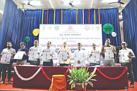 ವಿಜಯಪುರದ ಹಿಟ್ನಳ್ಳಿ ಕೃಷಿ ಮಹಾವಿದ್ಯಾಲಯದ ಸಭಾಂಗಣದಲ್ಲಿ ಹಮ್ಮಿಕೊಂಡಿದ್ದ ತೊಗರಿ ಬೆಳೆಯಲ್ಲಿ ಉತ್ಪಾದನಾ ತಾಂತ್ರಿಕತೆಗಳ ಕಾರ್ಯಾಗಾರದಲ್ಲಿ ತೊಗರಿ ಬೆಳೆಯ ಕುರಿತ ತಾಂತ್ರಿಕ ಹಸ್ತ ಪ್ರತಿಗಳನ್ನು ಗಣ್ಯರು ಬಿಡುಗಡೆಗೊಳಿಸಿದರು. ಪಿ.ಎಲ್. ಪಾಟೀಲ, ಶಿವನಗೌಡ ಪಾಟೀಲ, ಅಶೋಕ ಸಜ್ಜನ ಮತ್ತಿತರರಿದ್ದಾರೆ.