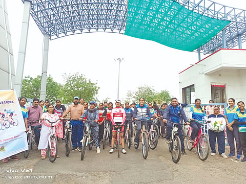 ವಿಜಯಪುರದ ರಾಜ್ಯ ಅಕ್ಕಮಹಾದೇವಿ ಮಹಿಳಾ ವಿವಿಯಲ್ಲಿ ವಿಶ್ವ ಸೈಕಲ್ ದಿನಾಚರಣೆ ಅಂಗವಾಗಿ ಪ್ರತಿ ಭಾನುವಾರ ಸೈಕಲ್‌ನೊಂದಿಗೆ ಎಂಬ ಧ್ಯೇಯದಡಿ ಸೈಕಲ್ ಜಾಥಾ ನಡೆಯಿತು. ವಿಜಯಾ ಕೋರಿಶೆಟ್ಟಿ, ಹನುಮಂತಯ್ಯ ಪೂಜಾರಿ, ವಿಶ್ವನಾಥ ನಡಕಟ್ಟಿ ಮತ್ತಿತರರಿದ್ದಾರೆ.