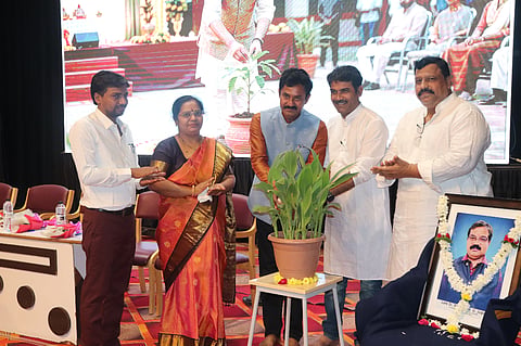 ವಿಜಯಪುರದ ಕಂದಗಲ್ಲ ಹನಮಂತರಾಯ ರಂಗಮAದಿರದಲ್ಲಿ ಹಮ್ಮಿಕೊಂಡಿದ್ದ ಚೇತನಾ ಬಿಸಿಎ, ಬಿಬಿಎ ಕಾಲೇಜಿನ 6ನೇ ಸೆಮಿಸ್ಟರ್ ಅಂತಿಮ ವರ್ಷದ ವಿದ್ಯಾರ್ಥಿಗಳ ಬೀಳ್ಕೊಡುಗೆ ಸಮಾರಂಭವನ್ನು ಗಣ್ಯರು ಉದ್ಘಾಟಿಸಿದರು. ರಾಜಶ್ರೀ ಜುಗತಿ, ಅಶೋಕ ಹಂಚಲಿ, ಎಸ್.ಎಸ್. ಬ್ಯಾಕೋಡ ಮತ್ತಿತರರಿದ್ದಾರೆ.