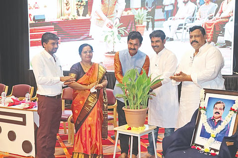 ವಿಜಯಪುರದ ಕಂದಗಲ್ಲ ಹನಮಂತರಾಯ ರಂಗಮಂದಿರದಲ್ಲಿ ಹಮ್ಮಿಕೊಂಡಿದ್ದ ಚೇತನಾ ಬಿಸಿಎ, ಬಿಬಿಎ ಕಾಲೇಜಿನ 6ನೇ ಸೆಮಿಸ್ಟರ್ ಅಂತಿಮ ವರ್ಷದ ವಿದ್ಯಾರ್ಥಿಗಳ ಬೀಳ್ಕೊಡುಗೆ ಸಮಾರಂಭವನ್ನು ಗಣ್ಯರು ಉದ್ಘಾಟಿಸಿದರು. ರಾಜಶ್ರೀ ಜುಗತಿ, ಅಶೋಕ ಹಂಚಲಿ, ಎಸ್.ಎಸ್. ಬ್ಯಾಕೋಡ ಮತ್ತಿತರರಿದ್ದಾರೆ.