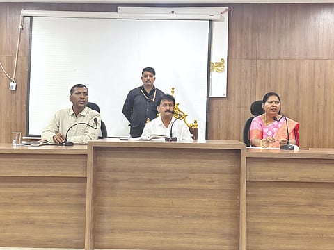 ವಿಜಯಪುರ ನಗರದ ಪಾಲಿಕೆಯ ಸಭಾ ಭವನದಲ್ಲಿ ಹಮ್ಮಿಕೊಂಡಿದ್ದ ವಿವಿಧ ಇಲಾಖೆ ಅಧಿಕಾರಿಗಳ ಸಭೆಯಲ್ಲಿ ಮೇಯರ್ ಎಂ.ಎಸ್. ಕರಡಿ ಮಾತನಾಡಿದರು. ಸುಮಿತ್ರಾ ಜಾಧವ, ವಿಜಯಕುಮಾರ ಮೆಕ್ಕಳಕಿ ಇದ್ದಾರೆ.