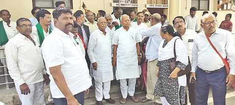 ಆಲಮಟ್ಟಿ ಜಲಾಶಯದ ನೀರಿನ ಮಟ್ಟವನ್ನು ಹೆಚ್ಚಿಸುವಂತೆ ವಿವಿಧ ಸಂಘಟನೆಗಳ ಪ್ರಮುಖರು ಪ್ರಧಾನಮಂತ್ರಿ ಬಳಿ ನಿಯೋಗ ತೆಗೆದುಕೊಂಡು ಒತ್ತಾಯಿಸಿ ವಿಜಯಪುರದಲ್ಲಿ ಸಂಸದ ರಮೇಶ ಜಿಗಜಿಣಗಿ ಅವರಿಗೆ ಮನವಿ ಸಲ್ಲಿಸಿದರು. ಅರವಿಂದ ಕುಲಕರ್ಣಿ, ಪಂಚಪ್ಪ ಕಲಬುರ್ಗಿ, ಎಸ್.ವಿ. ಪಾಟೀಲ ಮತ್ತಿತರರಿದ್ದಾರೆ.