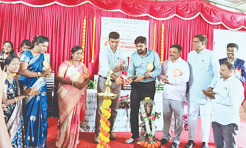 ವಿಜಯಪುರ ನಗರದ ಆರ್‌ಕೆಎಂ ಪಿಯು ಸೈನ್ಸ್ ಕಾಮರ್ಸ್ ಕಾಲೇಜು ಮತ್ತು ದ್ರೋಣ ಅಕಾಡೆಮಿ ಜತೆಗೆ ಮಾಡಿಕೊಂಡ ಎನ್‌ಡಿಎ ತರಬೇತಿ ಒಪ್ಪಂದ ಪತ್ರಕ್ಕೆ ಸಹಿ ಹಾಕಲಾಯಿತು. ಶಂಭುಲಿಂಗಯ್ಯ ಕರ್ಪೂರಮಠ, ಕಲ್ಮೇಶ ಆಸಂಗಿ ಇತರರಿದ್ದಾರೆ.