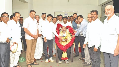 ವಿಜಯಪುರದ ಮೂಲ ನಿವಾಸಿ ಶ್ರೀನಿವಾಸ ಬಿದರಿ ಅವರು ಆದಾಯ ತೆರಿಗೆ ಇಲಾಖೆಯಲ್ಲಿ ಪ್ರಧಾನ ಆಯುಕ್ತರಿಂದ ಮುಖ್ಯ ಪ್ರಧಾನ ಆಯುಕ್ತರೆಂದು ಬಡ್ತಿ ಪಡೆದ ಹಿನ್ನೆಲೆ ಅವರ ಸ್ನೇಹಿತರು, ಶಾಲಾ-ಕಾಲೇಜು ಸಹಪಾಠಿಗಳಿಂದ ಸನ್ಮಾನಿಸಿ ಗೌರವಿಸಲಾಯಿತು. ರವಿಂದ್ರ ಬಿಜ್ಜರಗಿ, ಗಂಗಾಧರ ಸಂಬಣ್ಣಿ, ವಿಜಯ ಡೋಣಿ ಮತ್ತಿತರರಿದ್ದಾರೆ.