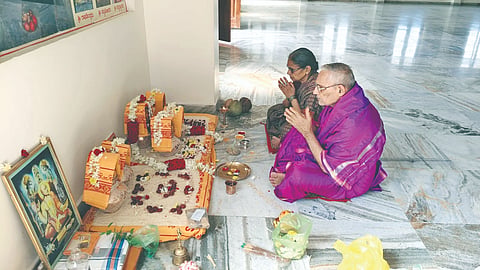 ವಿಜಯಪುರದ ವಿಷ್ಣು ಸಹಸ್ರನಾಮ ಭವನದ ಸಾಲಗ್ರಾಮ ಶಿಲಾ ವೆಂಕಟೇಶ್ವರನ ಸನ್ನಿಽಯಲ್ಲಿ ಎಂ.ವಿ. ದೇಶಪಾಂಡೆ ದಂಪತಿಗಳಿAದ ಪವಮಾನ ಹೋಮದ ಪುಣ್ಯಾಹವಾಚನದೊಂದಿಗೆ ಅಽಕ ಮಾಸದ ಕಾರ್ಯಕ್ರಮಗಳು ಆರಂಭಗೊAಡವು.