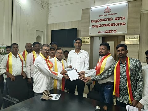 ಜಿ¯್ಲÉಯ ಸಮಗ್ರ ಅಭಿವೃದ್ಧಿಗೆ ಒತ್ತಾಯಿಸಿ ಕರ್ನಾಟಕ ರಕ್ಷಣಾ ವೇದಿಕೆ ಸ್ವಾಭಿಮಾನಿ ಸೇನಾ ಸಮಿತಿಯ ಪದಾಽಕಾರಿಗಳು ವಿಜಯಪುರದಲ್ಲಿ ಜಿಲ್ಲಾಽಕಾರಿ ಡಾ. ಆನಂದ ಕೆ. ಅವರಿಗೆ ಸಲ್ಲಿಸಿದರು. ಜಗದೇವ ಸೂರ್ಯವಂಶಿ, ಚಂದ್ರ ಪಡೆಗನ್ನವರ, ಎಂ.ಆರ್. ಗುರಿಕಾರ ಮತ್ತಿತರರಿದ್ದಾಋಎ.