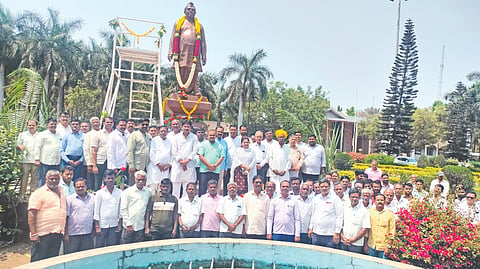 ಬಬಲೇಶ್ವರ ತಾಲೂಕಿನ ಕೃಷ್ಣಾನಗರದ ನಂದಿ ಸಹಕಾರಿ ಸಕ್ಕರೆ ಕಾರ್ಖಾನೆಯಲ್ಲಿ ಸಹಕಾರಿ ರಂಗದ ದಿಗ್ಗಜ ಕೆ.ಎಚ್. ಪಾಟೀಲರ ೧೦೨ನೇ ಜಯಂತ್ಯುತ್ಸವ ಆಚರಿಸಲಾಯಿತು. ಕುಮಾರ ದೇಸಾಯಿ, ಈರಣಗೌಡ ನ್ಯಾಮಗೌಡರ, ಅದೃಶ್ಯಪ್ಪ ದೇಸಾಯಿ ಮತ್ತಿತರರಿದ್ದಾರೆ.