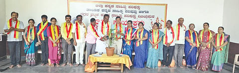 ವಿಜಯಪುರದ ಕಸಾಪ ಸಭಾಂಗಣದಲ್ಲಿ ಹಮ್ಮಿಕೊಂಡಿದ್ದ ದತ್ತಿಗೋಷ್ಠಿಯನ್ನು ಗಣ್ಯರು ಉದ್ಘಾಟಿಸಿದರು. ಕಸಾಪ ಅಧ್ಯಕ್ಷ ಹಾಸಿಂಪೀರ ವಾಲಿಕಾರ, ರಾಜ್ಯಪಾಲ ಚವಾಣ್ ಶಿವಲೀಲಾ ಮುರಾಳ, ಮತ್ತಿತರರಿದ್ದಾರೆ.