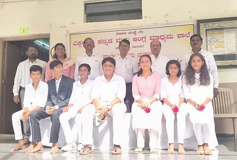 ವಿಜಯಪುರದ ಎಕ್ಸಲಂಟ್ ಕನ್ನಡ ಹಾಗೂ ಆಂಗ್ಲ ಮಾಧ್ಯಮ ಶಾಲೆಯಲ್ಲಿ ಶಾಲಾ ಸಂಸತ್ ಚುನಾವಣೆಯಲ್ಲಿ ಆಯ್ಕೆಯಾದ ಅಭ್ಯರ್ಥಿಗಳ ಪ್ರಮಾಣ ವಚನ ಸಮಾಂಭ ನಡೆಯಿತು. ಶಿವಾನಂದ ಚವಾಣ, ಎಂ.ಐ. ಬಿರಾದಾರ, ರಾಜಶೇಖರ ಕೌಲಗಿ ಮತ್ತಿತರರಿದ್ದಾರೆ.