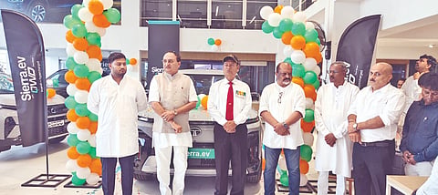 ವಿಜಯಪುರ ನಗರದ ಬಿಜ್ಜರಗಿ ಶೋರೂಮಿನಲ್ಲಿ ಟಾಟಾ ಸಿಯೆರಾ ಇವಿ ಕಾರ್‌ನ್ನು ಗಣ್ಯರು ಬಿಡುಗಡೆಗೊಳಿಸಿದರು. ರಮೇಶಚಂದ್ರ ಟಿ. ಉತ್ತರಕರ, ರಾಜು ಬಿಜ್ಜರಗಿ, ಅಖಿಲೇಶ ಬಿಜ್ಜರಗಿ ಮತ್ತಿತರರಿದ್ದಾರೆ.