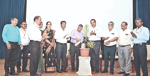  ವಿಜಯಪುರದ ಬಿಎಲ್‌ಡಿಇ ಸಂಸ್ಥೆಯ -ಫ.ಗು. ಹಳಕಟ್ಟಿ ಇಂಜಿನಿಯರಿಂಗ್ ಕಾಲೇಜಿನ ಸಭಾಂಗಣದಲ್ಲಿ ಹಮ್ಮಿಕೊಂಡಿದ್ದ ಎಸ್‌ಎಸ್‌ಎಲ್‌ಸಿ -ಫಲಿತಾಂಶ ಸುಧಾರಣೆಗಾಗಿ ವಿಜಯಪುರ-ಬಾಗಲಕೋಟೆ ವಿಭಾಗಮಟ್ಟದ ಸಂಪನ್ಮೂಲ ಶಿಕ್ಷಕರ ಕಾರ್ಯಾಗಾರವನ್ನು ಗಣ್ಯರು ಉದ್ಘಾಟಿಸಿದರು. ಪ್ರಕಾಶ ನಿಟ್ಟಾಲಿ, ಎಚ್.ಎನ್. ಗೋಪಾಲಕೃಷ್ಣ, ಈಶ್ವರ ನಾಯಕ ಮತ್ತಿತರರಿದ್ದಾರೆ.