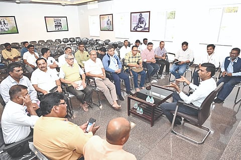 ವಿಜಯಪುರದ ಗಾಂಧಿ ಭವನದಲ್ಲಿ ಹಮ್ಮಿಕೊಂಡಿದ್ದ ಸಭೆಯಲ್ಲಿ ಡಾ. ಆನಂದ ಕೆ. ಮಾತನಾಡಿದರು. ಅಮರೇಶ ದೊಡಮನಿ, ಬದ್ರುದ್ದಿನ್ ಅನ್ಸಾರಿ, ಸಿ.ಎಸ್. ಪೊಲೀಸ್‌ಪಾಟೀಲ ಮತ್ತಿತರರಿದ್ದಾರೆ.