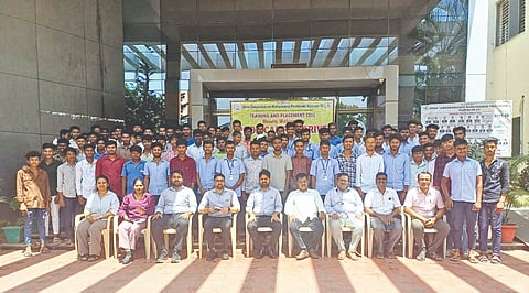ವಿಜಯಪುರದ ಬಿಎಲ್‌ಡಿಇ ಸಂಸ್ಥೆಯ ಸಂಗನಬಸವ ಮಹಾಸ್ವಾಮೀಜಿ ಪಾಲಿಟೆಕ್ನಿಕ್‌ನಲ್ಲಿ ನಿಡೆಕ್ ಸಂಸ್ಥೆಯಿAದ ಹಮ್ಮಿಕೊಂಡಿದ್ದ ಕ್ಯಾಂಪಸ್ ಸಂದರ್ಶನದಲ್ಲಿ ಆಯ್ಕೆಯಾದ ವಿದ್ಯಾರ್ಥಿಗಳೊಂದಿಗೆ ಕಂಪನಿಯ ಅಽಕಾರಿಗಳು ಮತ್ತು ಕಾಲೇಜಿನ ಸಿಬ್ಬಂದಿ.