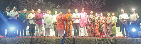  ವಿಜಯಪುರದ ಗುರುದೇವ ಅಂತಾರಾಷ್ಟ್ರೀಯ ವಸತಿ ಶಾಲೆಯಲ್ಲಿ ಹಮ್ಮಿಕೊಂಡಿದ್ದ ವಾರ್ಷಿಕೋತ್ಸವ ಕಾರ್ಯಕ್ರಮಕ್ಕೆ ಗಣ್ಯರು ಚಾಲನೆ ನೀಡಿದರು. ವೀರೇಶಾನಂದ ಸ್ವಾಮೀಜಿ, ಶಿವರುದ್ರ ಬಾಗಲಕೋಟ, ರಾಹುಲ್ ಜಾಧವ ಮತ್ತಿತರರಿದ್ದಾರೆ.