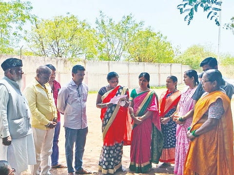 ಶಿಖಾರ ಖಾನೆ ಭಾಗ-3ರ ಸ್ಲಂ ನಿವಾಸಿಗಳಿಗೆ ಹಕ್ಕು ಪತ್ರಗಳನ್ನು ವಿತರಿಸುವಂತೆ ಒತ್ತಾಯಿಸಿ ವಿವಿಧ ಸಂಘಟನೆಗಳ ನೇತೃತ್ವದಲ್ಲಿ ಸ್ಲಂ ನಿವಾಸಿಗಳು ವಿಜಯಪುರದಲ್ಲಿ ಕೊಳಗೇರಿ ಅಭಿವೃದ್ಧಿ ಮಂಡಳಿ ಕಚೇರಿಗೆ ಮನವಿ ಸಲ್ಲಿಸಿದರು. ಮುತ್ತು ಭೋವಿ, ಮಿನಾಕ್ಷಿ ಕಾಲೇಭಾಗ, ಪಂಡಿತ ಖಂಡಗಳೆ, ಪುಪ್ಪಾ ನೇಗಿನಾಳ ಮತ್ತಿತರರಿದ್ದಾರೆ.