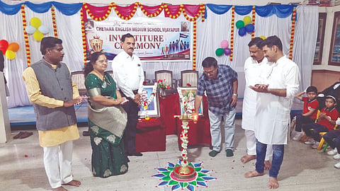 ವಿಜಯಪುರದ ಚೇತನಾ ಆಂಗ್ಲ ಮಾಧ್ಯಮ ಪ್ರಾಥಮಿಕ ಹಾಗೂ ಪ್ರೌಢಶಾಲೆಯಲ್ಲಿ ಶಾಲಾ ಸಂಸತ್ ಚುನಾವಣೆಯ ವಿದ್ಯಾರ್ಥಿಗಳಿಗೆ ಹಮ್ಮಿಕೊಂಡಿದ್ದ ಪ್ರಮಾಣವಚನ ಸಮಾರಂಭವನ್ನು ಗಣ್ಯರು ಉದ್ಘಾಟಿಸಿದರು. ರಾಜಶ್ರೀ ಜುಗತಿ, ಎಸ್.ಎಸ್. ಗೌರಿ, ಆರ್.ವಿ. ಹೊಸೂರ ಮತ್ತಿತರರಿದ್ದಾರೆ.