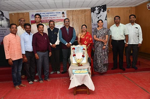 ವಿಜಯಪುರದ ರಾಜ್ಯ ಅಕ್ಕಮಹಾದೇವಿ ಮಹಿಳಾ ವಿವಿಯಲ್ಲಿ ರಾಷ್ಟ್ರೀಯ ಶಿಕ್ಷಣ ದಿನಾಚರಣೆ ಕಾರ್ಯಕ್ರಮ ನಡೆಯಿತು. ಡಾ. ರಾಮು ಹಸನಪ್ಪ ಸಜ್ಜನ, ಶಂಕರಗೌಡ ಸೋಮನಾಳ, ಪ್ರೊ. ವಿಜಯಾ ಕೋರಿಶೆಟ್ಟಿ ಮತ್ತಿತರರಿದ್ದಾರೆ.