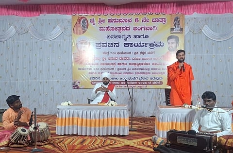 ವಿಜಯಪುರದ ಎನ್‌ಜಿಒ ಕಾಲನಿಯ ಜೈ ಶ್ರೀ ಆಂಜನೇಯ ದೇವಸ್ಥಾನದ ಜಾತ್ರಾ ಮಹೋತ್ಸವದ ನಿಮಿತ್ತ ಹಮ್ಮಿಕೊಂಡಿದ್ದ ಕಾರ್ಯಕ್ರಮದಲ್ಲಿ ಓಲೆಮಠದ ಆನಂದ ದೇವರು ಆಶೀರ್ವಚನ ನೀಡಿದರು. ಬಸವರಾಜೇಂದ್ರ ಶರಣರು, ಆನಂದ ಬ್ಯಾಳಿ, ಹನುಮಂತ ಶಿರೋಳ ಇದ್ದಾರೆ.