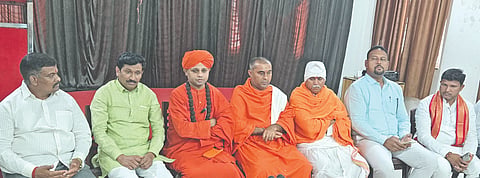 ವಿಜಯಪುರದ ಖಾಸಗಿ ಹೊಟೇಲ್‌ನಲ್ಲಿ ಕರ್ನಾಟಕ ಮೀಸಲಾತಿ ಸಂರಕ್ಷಣಾ ಒಕ್ಕೂಟದ ಪದಾಧಿಕಾರಿಗಳು ಸುದ್ದಿಗೋಷ್ಠಿ ನಡೆಸಿದರು. ಸರ್ದಾರ ಸೇವಾಲಾಲ ಸ್ವಾಮೀಜಿ, ಇಮ್ಮಡಿ ಸಿದ್ರಾಮೇಶ್ವರ ಸ್ವಾಮೀಜಿ, ಮಹೇಂದ್ರ ನಾಯಕ ಮತ್ತಿತರರಿದ್ದಾರೆ.