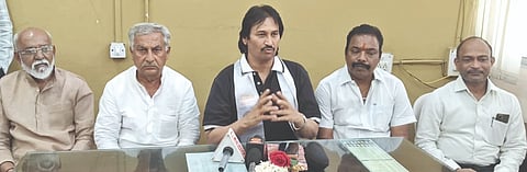 ವಿಜಯಪುರ ನಗರದಲ್ಲಿ ಹಮ್ಮಿಕೊಂಡಿದ್ದ ಸುದ್ದಿಗೋಷ್ಠಿಯಲ್ಲಿ ಕುಮಾರ ಬಂಗಾರಪ್ಪ ಮಾತನಾಡಿದರು. ಅಪ್ಪು ಪಟ್ಟಣಶೆಟ್ಟಿ, ರಾಜು ಬಿರಾದಾರ, ರಾಜಶೇಖರ ದೈವಾಡಿ ಮತ್ತಿತರರಿದ್ದಾರೆ.