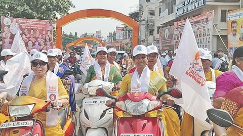 ವಿಜಯಪುರ ನಗರದ ಸಿದ್ಧೇಶ್ವರ ದೇವಸ್ಥಾನ ಬಳಿ ವಿಶ್ವಗುರು ಬಸವಣ್ಣನವರ 893ನೇ ಜಯಂತಿ ಅಂಗವಾಗಿ ಮಹಿಳೆಯರಿಂದ ಬೈಕ್ ರ‌್ಯಾಲಿ ನಡೆಯಿತು. ಭಾರತಿ ನಾವಿ, ಪ್ರತಿಭಾ ಪಾಟೀಲ, ಶೀಲಾ  ಇತರರಿದ್ದರು.