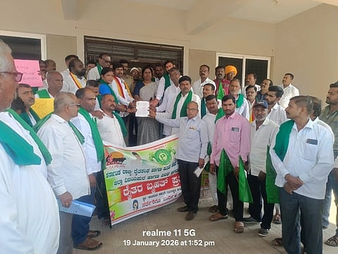 ಬಬಲೇಶ್ವರ ತಾಲೂಕಿನಲ್ಲಿ ಸರ್ಕಾರದ ಎಲ್ಲ ಇಲಾಖೆಗಳ ಕಚೇರಿಗಳು ಆರಂಭಿಸುವುದು ಸೇರಿದಂತೆ ವಿವಿಧ ಬೇಡಿಕೆಗಳಿಗೆ ಆಗ್ರಹಿಸಿ ರಾಜ್ಯ ರೈತ ಸಂಘ, ಹಸಿರು ಸೇನೆ, ಹಾಗೂ ಜಿಲ್ಲಾ ವಿವಿಧ ಪ್ರಗತಿಪರ ಸಂಘಟನೆಗಳ ಪದಾಽಕಾರಿಗಳು ಪ್ರತಿಭಟನಾ ಮೆರವಣಿಗೆ ನಡೆಸಿ,  ಬಳಿಕ ತಹಸೀಲ್ದಾರ್ ಕಚೇರಿಗೆ ಮನವಿ ಪತ್ರ ಸಲ್ಲಿಸಿದರು. ಮಲ್ಲಿಕಾರ್ಜುನ ಬಟಗಿ, ಅರವಿಂದ ಕುಲಕರ್ಣಿ,  ಮಲ್ಲಿಕಾರ್ಜುನ ಕೆಂಗನಾಳ ಮತ್ತಿತರರಿದ್ದಾರೆ.