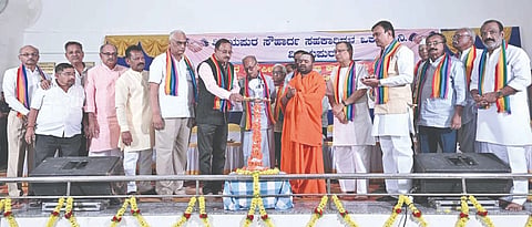 ವಿಜಯಪುರದ ಭಾವಸಾರ ಸಾಂಸ್ಕೃತಿಕ ಭವನದಲ್ಲಿ ನಡೆದ ವಿಜಿಲ್ಲಾ ಸೌಹಾರ್ದ ಸಹಕಾರಿಗಳ ಸಮಾವೇಶವನ್ನು ಗಣ್ಯರು ಉದ್ಘಾಟಿಸಿದರು. ಅಣ್ಣಾಸಾಹೇಬ ಜೊಲ್ಲೆ, ಅರವಿಂದ ದೇಶಪಾಂಡೆ, ಅಭಿನವ ಸಿದ್ಧಾರೂಢ ಸ್ವಾಮೀಜಿ ಮತ್ತಿತರರಿದ್ದಾರೆ.