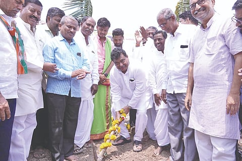 ಅರ್ಜುಣಗಿ ಗ್ರಾಮದಲ್ಲಿ ಸಣ್ಣ ನೀರಾವರಿ ಮತ್ತು ಅಂತರ್ಜಲ ಅಭಿವೃದ್ಧಿ ಇಲಾಖೆ ವತಿಯಿಂದ ಕೈಗೊಂಡ ಸರಣಿ ಚೆಕ್ ಡ್ಯಾಂ ರೀಚಾರ್ಜ್ ಶಾಪ್ಟ್ ಗಳನ್ನು ನಿರ್ಮಾಣ ಮಾಡುವ ಕಾಮಗಾರಿಗೆ ಸಚಿವ ಎಂ.ಬಿ. ಪಾಟೀಲ ಭೂಮಿ ಪೂಜೆ ನೆರವೇರಿಸಿದರು. ಅಧಿಕಾರಿಗಳು, ಗ್ರಾಮಸ್ಥರು ಇದ್ದರು.
