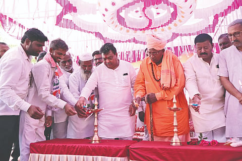 ನಂದ್ಯಾಳ ಗ್ರಾಮದಲ್ಲಿ ಸರಣಿ ಚೆಕ್ ಡ್ಯಾಂ ಮತ್ತು ರೀಚಾರ್ಜ್ ಶಾಫ್ಟ್ ನಿರ್ಮಾಣ ಮಾಡುವ ಮೂಲಕ ಅಂತರ್ಜಲ ಅಭಿವೃದ್ಧಿ ಪಡಿಸುವ ಕಾಮಗಾರಿ ಕಾರ್ಯಕ್ರಮಕ್ಕೆ ಸಚಿವ ಎಂ.ಬಿ. ಪಾಟೀಲ ಉದ್ಘಾಟಿಸಿದರು. ಶಿವಾನಂದ ಸ್ವಾಮೀಜಿ, ಪ್ರಮೋದ ಹೊಟ್ಟಿ, ಹಣಮಂತರಾಯ ದಳವಾಯಿ ಮತ್ತಿತರರಿದ್ದಾರೆ.
