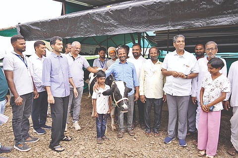 ಕ್ಷೀರ ಯೋಜನೆಯ ಸಂಶೋಧನೆ ಮತ್ತು ಅಭಿವೃದ್ಧಿ ಕೇಂದ್ರಕ್ಕೆ ಚಾಲನೆ ನೀಡುವ ಮುನ್ನ ಬಿಎಲï‌ಡಿಇ ಡೀಮ್ಡï ವಿವಿಯ ಕುಲಾಽಪತಿ ಬಸನಗೌಡ ಪಾಟೀಲರು ಬಬಲೇಶ್ವರ ತಾಲೂಕಿನ ನಾಗರಾಳ ಗ್ರಾಮದ ರೈತ ಸಾಹೇಬಗೌಡ ಪಾಟೀಲ ಅವರ ಜಮೀನಿಗೆ ಭೇಟಿ ನೀಡಿದರು. ಮಹಾಂತೇಶ ಬಿರಾದಾರ, ಸಿ.ಎಂ. ಪಾಟೀಲ, ಸಂತೋಷ ಬಿರಾದಾರ ಮತ್ತಿತರರಿದ್ದಾರೆ