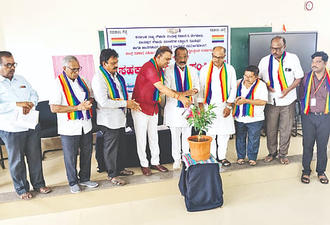 ವಿಜಯಪುರದ ಶಾಂತಿನಿಕೇತನ ಕಾಲೇಜಿನ ಸಭಾ ಭವನದಲ್ಲಿ ಹಮ್ಮಿಕೊಂಡಿದ್ದ ಸಹಕಾರ ವಿಚಾರ ಸಂಕೀರಣವನ್ನು ಗಣ್ಯರು ಉದ್ಘಾಟಿಸಿದರು. ಸಿದ್ದು ಮಲ್ಲಿಕಾರ್ಜುನಮಠ, ಅರುಣ ಮಠ, ಅರುಣ ವಾರದ ಮತ್ತಿತರರಿದ್ದರು.