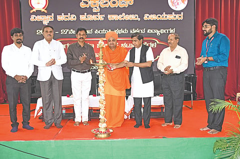 ವಿಜಯಪುರದ ಎಕ್ಸಲಂಟ್ ವಿಜ್ಞಾನ ಪ.ಪೂ. ಕಾಲೇಜಿನಲ್ಲಿ ಹಮ್ಮಿಕೊಂಡಿದ್ದ ಪ್ರಥಮ ಪಿಯುಸಿ ವಿದ್ಯಾರ್ಥಿಗಳ ಸ್ವಾಗತ ಸಮಾರಂಭವನ್ನು ಗಣ್ಯರು ಉದ್ಘಾಟಿಸಿದರು. ಎನ್.ಎಂ. ಬಿರಾದಾರ, ಬಸವರಾಜ್ ಕೌಲಗಿ, ಶಿವಪ್ರಕಾಶ ಶಿವಾಚಾರ್ಯ ಸ್ವಾಮೀಜಿ ಮತ್ತಿತರರಿದ್ದಾರೆ.