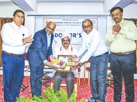 ಮೈಸೂರಿನಲ್ಲಿ ರಾಷ್ಟಿçÃಯ ವೈದ್ಯರ ದಿನಾಚರಣೆ ಅಂಗವಾಗಿ ನಡೆದ ಕಾರ್ಯಕ್ರಮದಲ್ಲಿ ವಿಜಯಪುರದ ಎವಿಎಸ್ ಆಯುರ್ವೇದ ಮಹಾವಿದ್ಯಾಲಯ, ಆಸ್ಪತ್ರೆ ಮತ್ತು ಸಂಶೋಧನ ಕೇಂದ್ರದ ಆಡಳಿತಾಽಕಾರಿ ಸಂಜಯ ಕಡ್ಲಿಮಟ್ಟಿ ಅವರಿಗೆ ಅತ್ಯುತ್ತಮ ಆಯುರ್ವೇದ ವೈದ್ಯ ಪ್ರಶಸ್ತಿ ನೀಡಿ ಗೌರವಿಸಲಾಯಿತು. ಆರ್. ಮಹೇಶ, ಸರಬೇಶ್ವರ ಕರ್, ಶಿವಪ್ರಸಾದ ಹುಡೇದ ಮತ್ತಿತರರಿದ್ದಾರೆ.