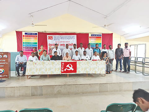 ವಿಜಯಪುರದ ಜಿಲ್ಲಾ ಸಹಕಾರಿ ಸಂಘಗಳ ಯೂನಿಯನ್ ಸಭಾ ಭವನದಲ್ಲಿ ರಾಜ್ಯ ಕಟ್ಟಡ ಮತ್ತು ಇತರೆ ನಿರ್ಮಾಣ ಜಿಲ್ಲಾ ಕಾರ್ಮಿಕರ -Éಡರೇಷನ್ ಜಿಲ್ಲಾ ಸಮಾವೇಶ ನಡೆಯಿತು. ಶಬ್ಬೀರ ಜಾಲಹಳ್ಳಿ, ಸುಮಂಗಲಾ ಆನಂದಶೆಟ್ಟಿ, ಚಂದ್ರಶೇಖರ ಬುರಣಾಪುರ ಮತ್ತಿತರರಿದ್ದರು.