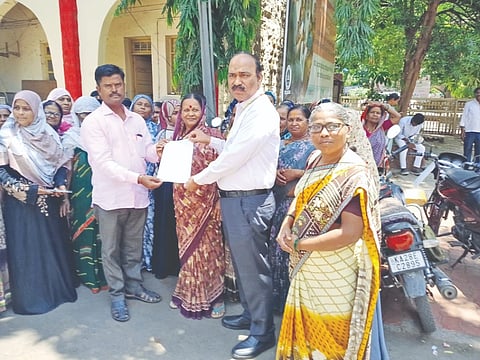 ಶಾಸಿöÃ ನಗರ ಸ್ಲಂನಲ್ಲಿ ಪ್ರಧಾನ ಮಂತ್ರಿ ಆವಾಸ್ ಯೋಜನೆ ಅಡಿ ಮನೆಗಳ ನಿರ್ಮಾಣ ಮಾಡುವಂತೆ ಒತ್ತಾಯಿಸಿ ಶಾಸ್ತ್ರೀ ನಗರ ಸ್ಲಂ ಅಭಿವೃದ್ಧಿ ಸಮಿತಿ ಒಕ್ಕೂಟದ ವತಿಯಿಂದ ವಿಜಯಪುರದಲ್ಲಿ ಅಪರ ಜಿಲ್ಲಾಽಕಾರಿ ಡಾ. ಔದ್ರಾಮ ಅವರಿಗೆ ಮನವಿ ಸಲ್ಲಿಸಲಾಯಿತು. ಮೈರುನ ಕೊಡೆಕಲ್, ಸುಶಿಲಾ ದೇಸಾಯಿ, ಹಸೀನಾ ಪಟವೇಗರ ಮತ್ತಿತರರಿದ್ದಾರೆ.
