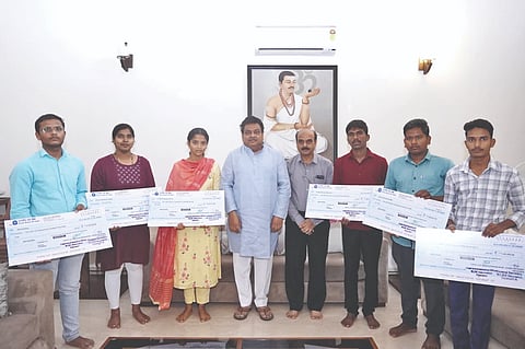 ನೀಟ್ ಪಾಸಾಗಿ ಸರ್ಕಾರಿ ಕೋಟಾದಡಿ ಎಂಬಿಬಿಎಸ್ ಸೀಟು ಪಡೆದಿದ್ದರೂ ಶುಲ್ಕ ಭರಿಸಲಾಗದೆ ಪರದಾಡುತ್ತಿದ್ದ ವಿದ್ಯಾರ್ಥಿಗಳಿಗೆ ವಿಜಯಪುರದ ಗೃಹ ಕಚೇರಿಯಲ್ಲಿ ಸಚಿವ ಎಂ.ಬಿ. ಪಾಟೀಲ ಆರ್ಥಿಕ ನೆರವಿನ ಚೆಕ್ ವಿತರಿಸಿದರು. ಡಾ. ಆರ್.ವಿ. ಕುಲಕರ್ಣಿ, ಎಸ್.ಎಸ್. ಪಾಟೀಲ ಮತ್ತು ವಿದ್ಯಾರ್ಥಿಗಳಿದ್ದಾರೆ.