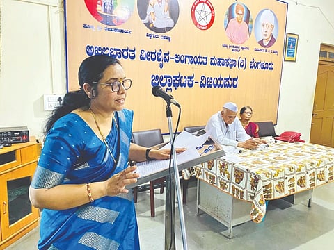 ವಿಜಯಪುರದ ವೀರಶೈವ ಸಭಾಭವನದಲ್ಲಿ ಹಮ್ಮಿಕೊಂಡಿದ್ದ ಮಾಸಿಕ ಶಿವಾನುಭವ ಗೋಷ್ಠಿಯಲ್ಲಿ ಡಾ. ಉಷಾದೇವಿ ಹಿರೇಮಠ ಉಪನ್ಯಾಸ ನೀಡಿದರು. ವಿ.ಸಿ. ನಾಗಠಾಣ, ಕೆ.ಎ-ï. ಅಂಕಲಗಿ ಮತ್ತಿತರರಿದ್ದರು.