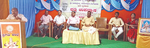 ವಿಜಯಪುರದ ಪ್ರಗತಿ ಪ್ರಾಥಮಿಕ ಮತ್ತು ಪೌಢಶಾಲೆಯಲ್ಲಿ ಹಮ್ಮಿಕೊಂಡಿದ್ದ ದತ್ತಿ ಸ್ಮರಣೆ ಕಾರ್ಯಕ್ರಮದಲ್ಲಿ ಜಂಬುನಾಥ ಕಂಚ್ಯಾಣಿ ಮಾತನಾಡಿದರು. ಸಿದ್ಧಲಿಂಗ ಮನಹಳ್ಳಿ, ವಿ.ಡಿ. ಐಹೊಳ್ಳಿ ಮತ್ತಿತರರಿದ್ದಾರೆ.