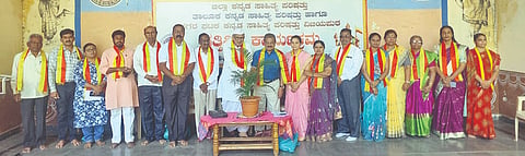 ವಿಜಯಪುರದ ಕಸಾಪ ಸಭಾಂಗಣದಲ್ಲಿ ಹಮ್ಮಿಕೊಂಡಿದ್ದ ದತ್ತಿಗೋಷ್ಠಿಯನ್ನು ಗಣ್ಯರು ಉದ್ಘಾಟಿಸಿದರು. ಹ.ಮ. ಪೂಜಾರ, ಡಾ. ವಿ.ಡಿ. ಐಹೊಳ್ಳಿ, ಎಸ್.ಎಸ್. ಸಾತಿಹಾಳ ಮತ್ತಿತರರಿದ್ದಾರೆ.