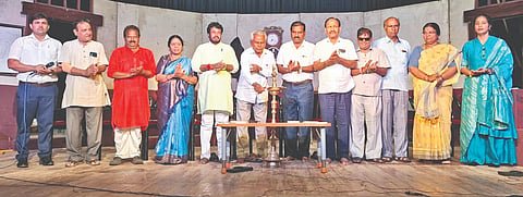 ವಿಜಯಪುರದ ಕಂದಗಲ್ಲ ಹನುಮಂತರಾಯ ರಂಗಮAದಿರದಲ್ಲಿ ಹಮ್ಮಿಕೊಂಡಿದ್ದ ಕಾಲಚಕ್ರ ಎಂಬ ಸಾಮಾಜಿಕ ನಾಟಕವನ್ನು ಗಣ್ಯರು ಉದ್ಘಾಟಿಸಿದರು. ಬಿ.ಎಂ. ಅಜೂರ, ಹಾಸಿಂಪೀರ ವಾಲಿಕಾರ, ಎಲ್.ಬಿ. ಶೇಖ, ಶಶಿಕಲಾ ನಾಯ್ಕೊಡಿ ಮತ್ತಿತರರಿದ್ದಾರೆ.