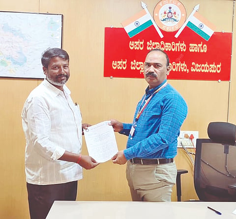 ಅವಽ ಪೂರ್ಣಗೊಂಡ ಜಿ.ಪಂ., ತಾ.ಪಂ. ಹಾಗೂ ಗ್ರಾ.ಪಂ. ಚುನಾವಣೆಗಳನ್ನು ಶೀಘ್ರವಾಗಿ ನಡೆಸುವಂತೆ ಒತ್ತಾಯಿಸಿ ಗ್ರಾಮ ಸ್ವರಾಜ ಕರ್ನಾಟಕ ವೇದಿಕೆ ವತಿಯಿಂದ ವಿಜಯಪುರದಲ್ಲಿ ಅಪರ ಜಿಲ್ಲಾಽಕಾರಿ ಡಾ. ಔದ್ರಾಮ ಅವರಿಗೆ ಮನವಿ ಸಲ್ಲಿಸಲಾಯಿತು. ಪ್ರದೀಪ ಪಾಟೀಲ ಇದ್ದಾರೆ.