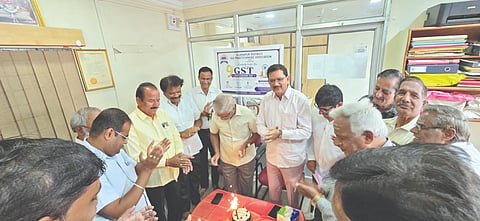 ವಿಜಯಪುರದ ಹುಂಡೇಕಾರ ಅಸೋಸಿಯೇಟ್ಸ್ನಲ್ಲಿ 9ನೇ ಜಿಎಸ್‌ಟಿ ವಾರ್ಷಿಕೋತ್ಸವ ಆಚರಿಸಲಾಯಿತು. ವಿವೇಕ ಹುಂಡೇಕಾರ, ರುದ್ರಗೌಡ ಪಾಟೀಲ, ಅರವಿಂದ ಮಿಣಜಗಿ ಮತ್ತಿತರರಿದ್ದಾರೆ.