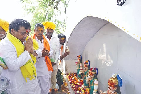 ಸಚಿವ ಎಂ.ಬಿ. ಪಾಟೀಲ ತಿಕೋಟಾ ತಾಲೂಕಿನ ಸಿz್ದÁಪುರ ಬಳಿಯ ಮಾನೆನದೊಡ್ಡಿಯಲ್ಲಿ ನಡೆಯುತ್ತಿರುವ ಮರಿಗೆಮ್ಮ ಜಾತ್ರಾ ಮಹೋತ್ಸವದಲ್ಲಿ ಭಾಗಿಯಾಗಿ ದೇವಿಯ ದರ್ಶನ ಪಡೆದರು. ಅಶೋಕ ದಳವಾಯಿ, ನಿಂಗು ಬೆಳ್ಳಬ್ಬಿ ಮತ್ತಿತರರಿದ್ದಾರೆ.