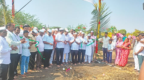 ವಿಜಯಪುರ ತಾಲೂಕಿನ ಕತಕನಹಳ್ಳಿ ಗ್ರಾಮದಲ್ಲಿ ಸದಾಶಿವ ಜಾತ್ರಾ ಮಹೋತ್ಸವದ ಅಂಗವಾಗಿ ಹಮ್ಮಿಕೊಂಡಿದ್ದ ಜಾನುವಾರು ಜಾತ್ರೆಯನ್ನು ಗಣ್ಯರು ಉದ್ಘಾಟಿಸಿದರು. ಸುನಿಲಗೌಡ ಪಾಟೀಲ, ಗಂಗಾಧರ ಸಂಬಣ್ಣಿ, ಸಂಗಮೇಶ ಬಬಲೇಶ್ವರ ಮತ್ತಿತರರಿದ್ದಾರೆ.
