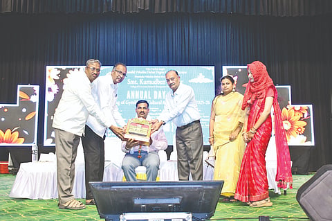 ವಿಜಯಪುರದ ಕಂದಗಲ್ಲ ಹನುಮಂತರಾಯ ರಂಗಮಂದಿರದಲ್ಲಿ ಹಮ್ಮಿಕೊಂಡಿದ್ದ ಕುಮುದ್ಬೇನ್ ದರಬಾರ ಬಿಬಿಎ, ಬಿಸಿಎ ಹಾಗೂ ಬಿ.ಕಾಂ. ಮಹಾವಿದ್ಯಾಲಯದ ಅಂತಿಮ ವರ್ಷದ ವಿದ್ಯಾರ್ಥಿಗಳ ಬೀಳ್ಕೊಡುಗೆ ಸಮಾರಂಭದಲ್ಲಿ ರಮೇಶ ಬಲ್ಲಿದ ಅವರನ್ನು ಸನ್ಮಾನಿಸಿ ಗೌರವಿಸಲಾಯಿತು. ರಾಜೇಶ ದರಬಾರ, ಸೋಮನಗೌಡ ಪಾಟೀಲ ಮತ್ತಿತರರಿದ್ದಾರೆ.