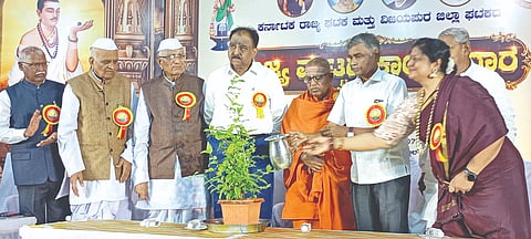 ವಿಜಯಪುರದ ವೀರಶೈವ ಲಿಂಗಾಯತ ಸಮುದಾಯ ಭವನದಲ್ಲಿ ಹಮ್ಮಿಕೊಂಡಿದ್ದ ರಾಜ್ಯ ಮಟ್ಟದ ಕಾರ್ಯಾಗಾರವನ್ನು ಗಣ್ಯರು ಉದ್ಘಾಟಿಸಿದರು. ಶಂಕರ ಬಿದರಿ,  ಬಸವಲಿಂಗ ಸ್ವಾಮೀಜಿ, ನಟರಾಜ ಸಾಗರನಹಳ್ಳಿ ಮತ್ತಿತರರಿದ್ದರು.