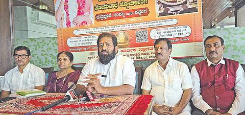  ವಿಜಯಪುರದ ಖಾಸಗಿ ಹೋಟೆಲ್‌ನಲ್ಲಿ ಹಮ್ಮಿಕೊಂಡಿದ್ದ ಸುದ್ದಿಗೋಷ್ಠಿಯಲ್ಲಿ ಬಿ.ಎಂ. ಪಾಟೀಲ ಗುರೂಜಿ ಮಾತನಾಡಿದರು. ರವೀಂದ್ರ ಬೆಳ್ಳಿ, ಮಹಾದೇವಯ್ಯ ಗಚ್ಚಿನಮಠ, ಗೀತಾ ದೇಸಾಯಿ ಮತ್ತಿತರರಿದ್ದಾರೆ.