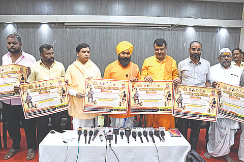  ವಿಜಯಪುರ ನಗರದಲ್ಲಿ ಹಮ್ಮಿಕೊಂಡಿದ್ದ ಸುದ್ದಿಗೋಷ್ಠಿಯಲ್ಲಿ ಗಣ್ಯರು ‘ರಾಯಣ್ಣ ಜಾತ್ರೆ’ಯ ಪೋಸ್ಟರ್ ಬಿಡುಗಡೆಗೊಳಿಸಿದರು. ಮಾಳಿಂಗರಾಯ ಮಹಾರಾಜರು, ಅಮಗೊಂಡ ಒಡೆಯರ, ಪ್ರಕಾಶ ಜಾಲಗೇರಿ ಮತ್ತಿತರರಿದ್ದಾರೆ.